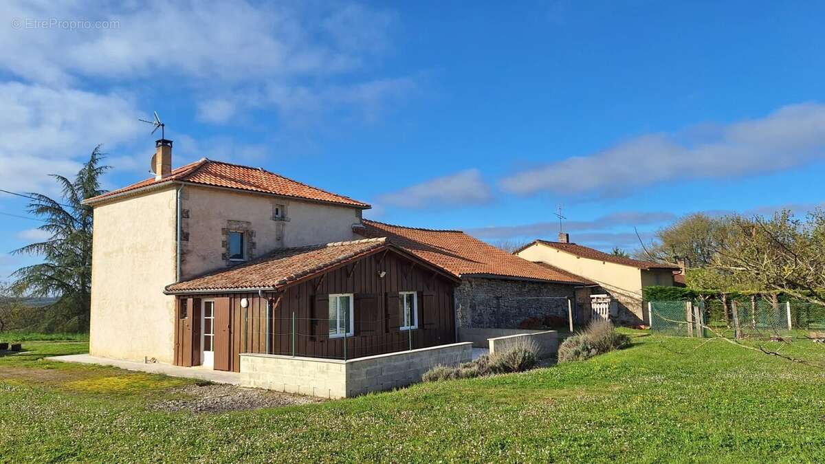 Maison à MONTBRON