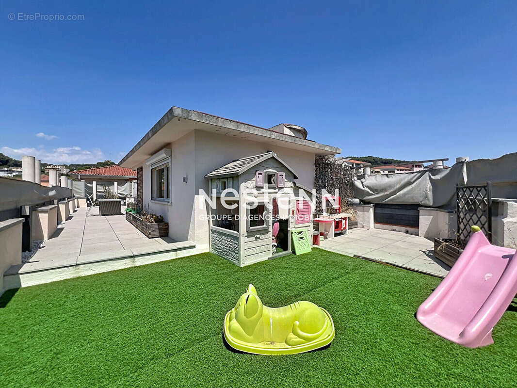 Toit terrasse 75m² en duplex - 5p - 109m² - garage - faible charge - dernier étage - photo 3
