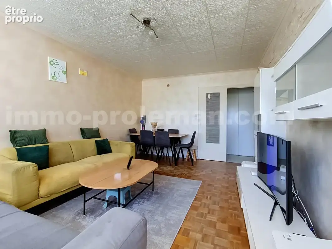 Appartement_T3bis_Bonneville_belle_superficie_prox_commerce_Salon_Séjour_