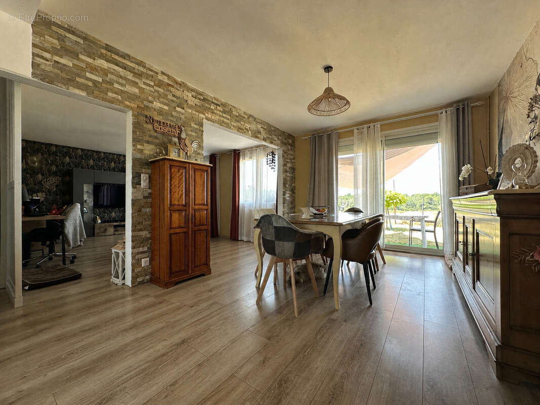 Ensemble immobilier rénové comprenant une maison principale et un gîte avec piscine - photo 4