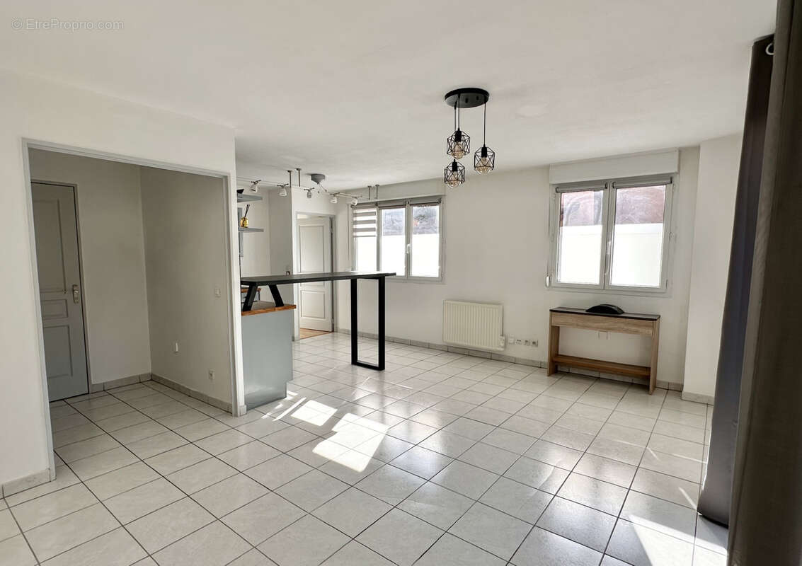 Appartement à GREZIEU-LA-VARENNE