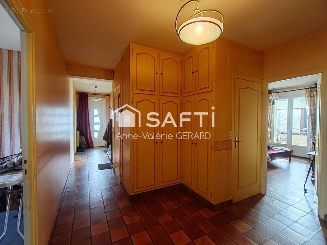 Maison 202 m² à Savigny-Le-Vieux  - photo 2