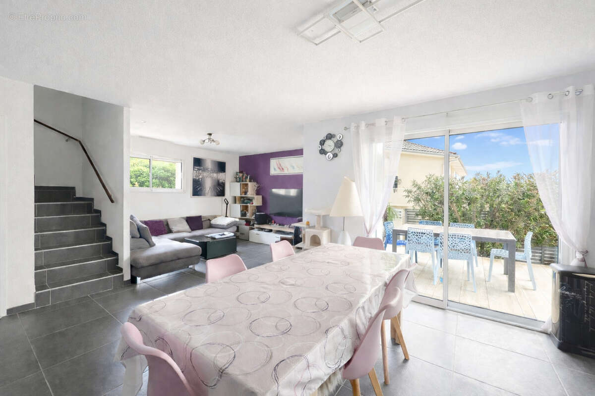 Maison à SAINT-GENIS-LES-OLLIERES