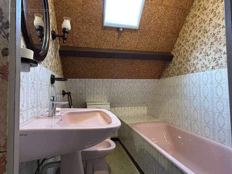 Maison à LES MARTRES-D'ARTIERE