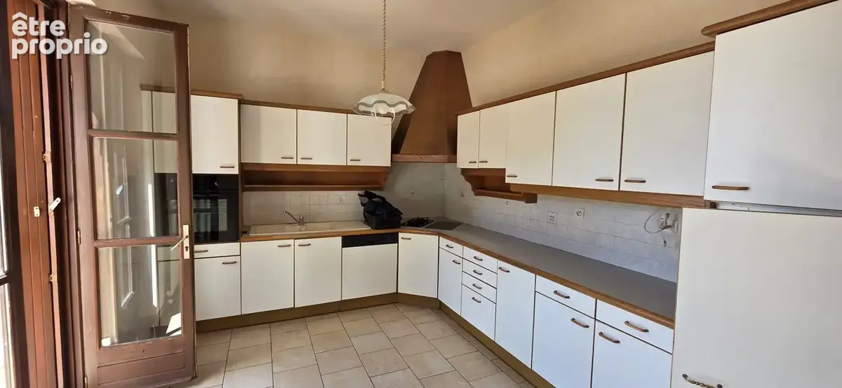 MONTMORILLON  centre : Maison ancienne 100² .m² hab.3ch . Terrain clos . - photo 2