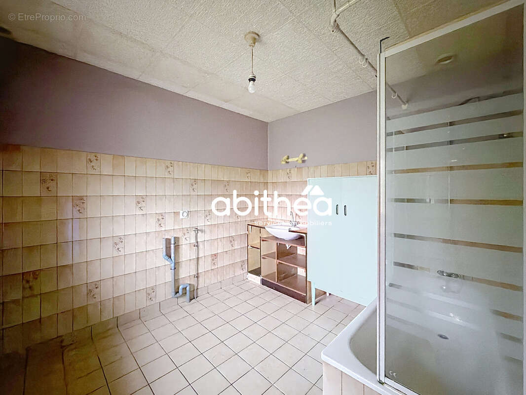 Maison de bourg en pierres, avec terrain de 2200m2 - photo 7