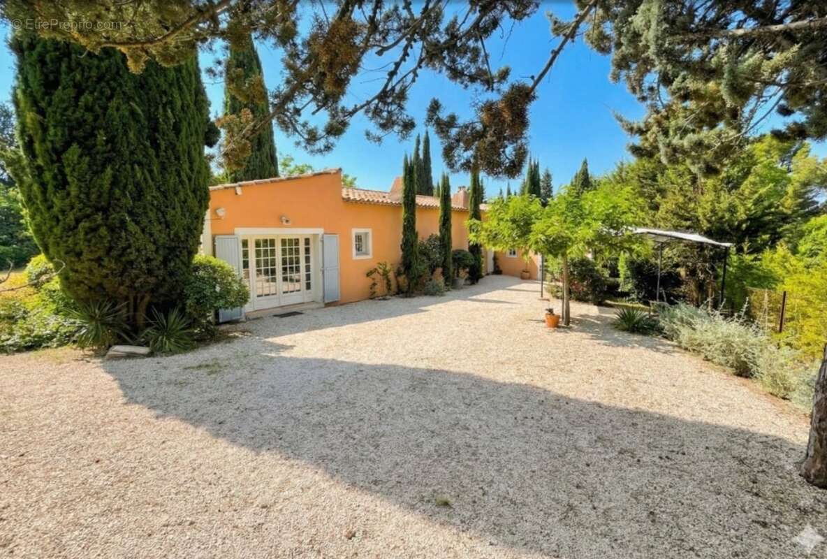 Maison Aix/Puyricard maison de charme de plain pied avec 4 chambres sur un terrain arboré et clos de près de 2 000 m² - photo 9