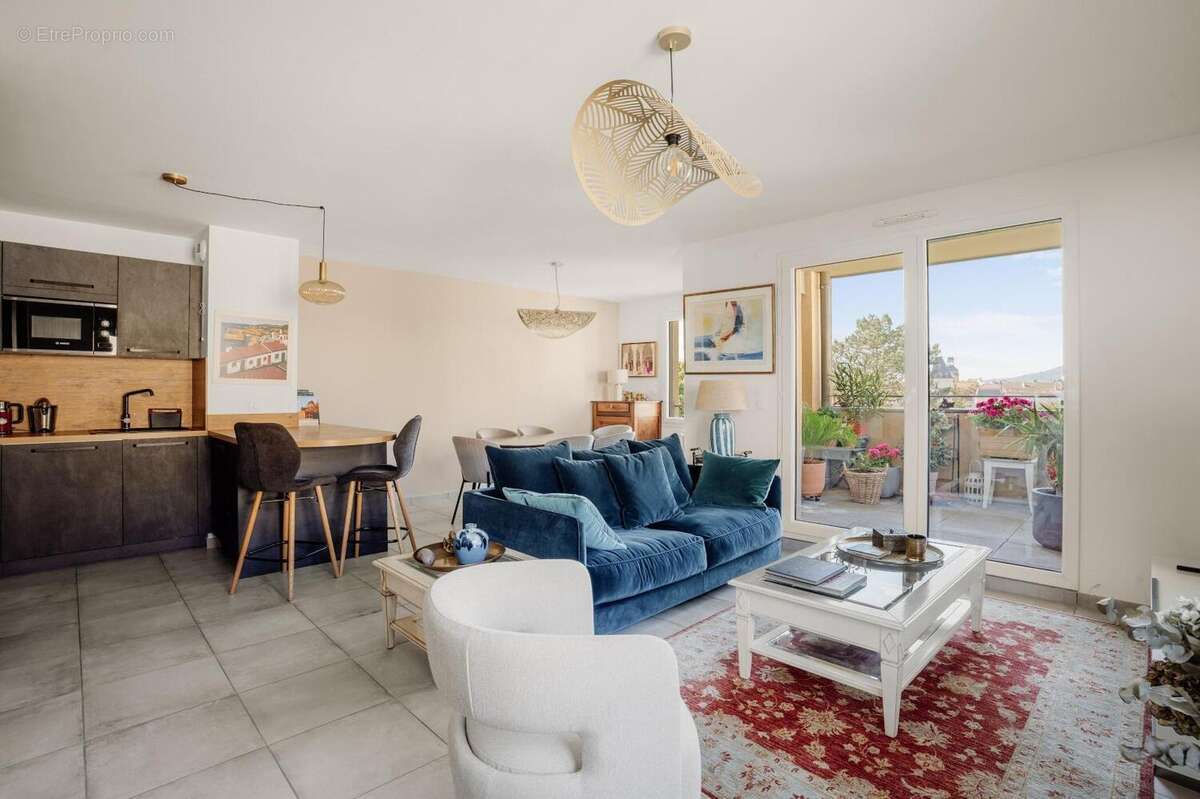   - Appartement à NEUVILLE-SUR-SAONE
