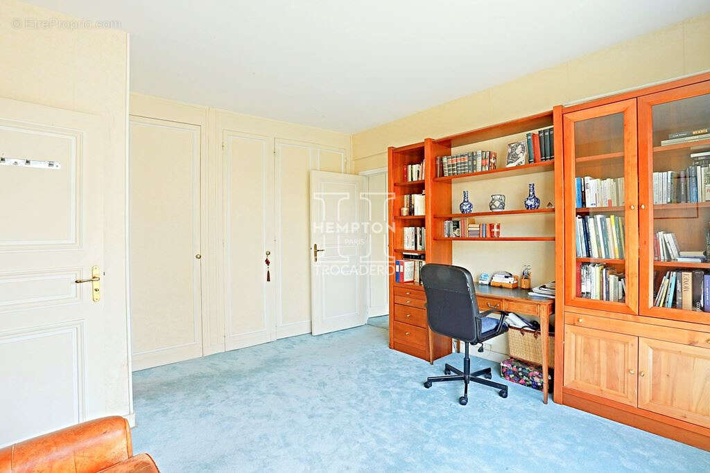 Appartement à PARIS-16E