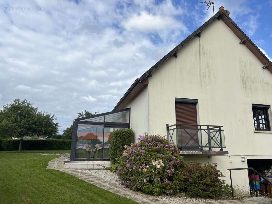côté véranda - Maison à LA LANDE-DE-LOUGE