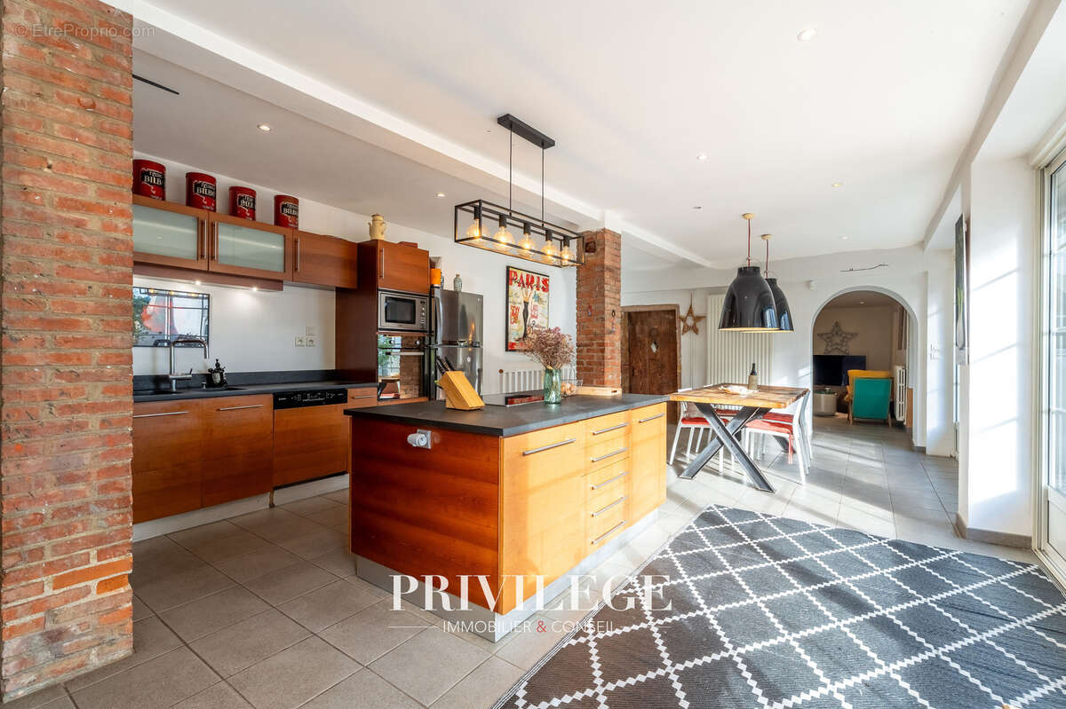 Maison à COLLONGES-AU-MONT-D&#039;OR