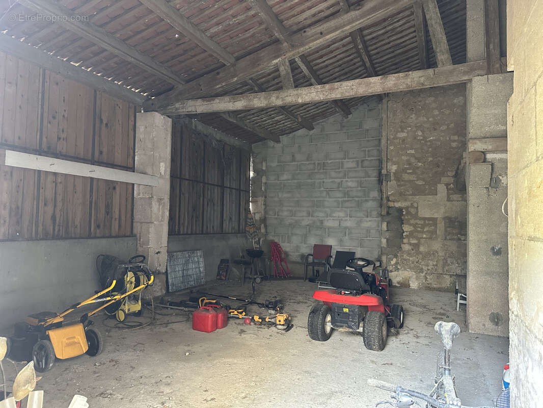 Maison à SAINT-MEME-LES-CARRIERES