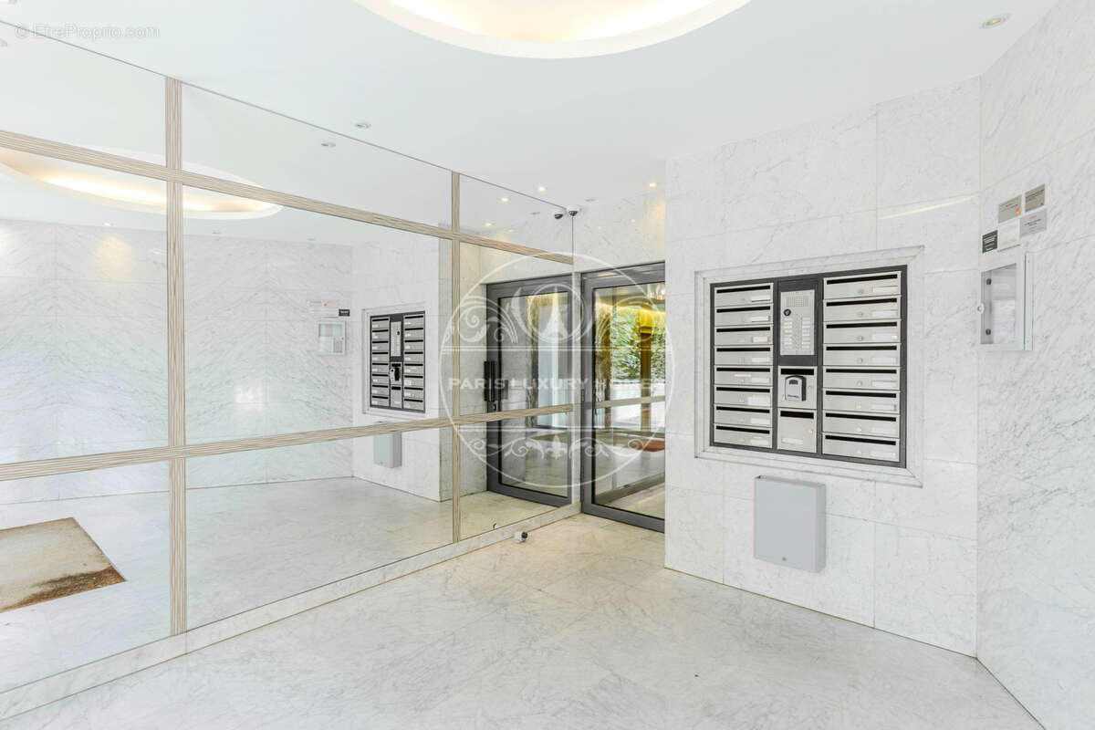 Appartement à PARIS-1E