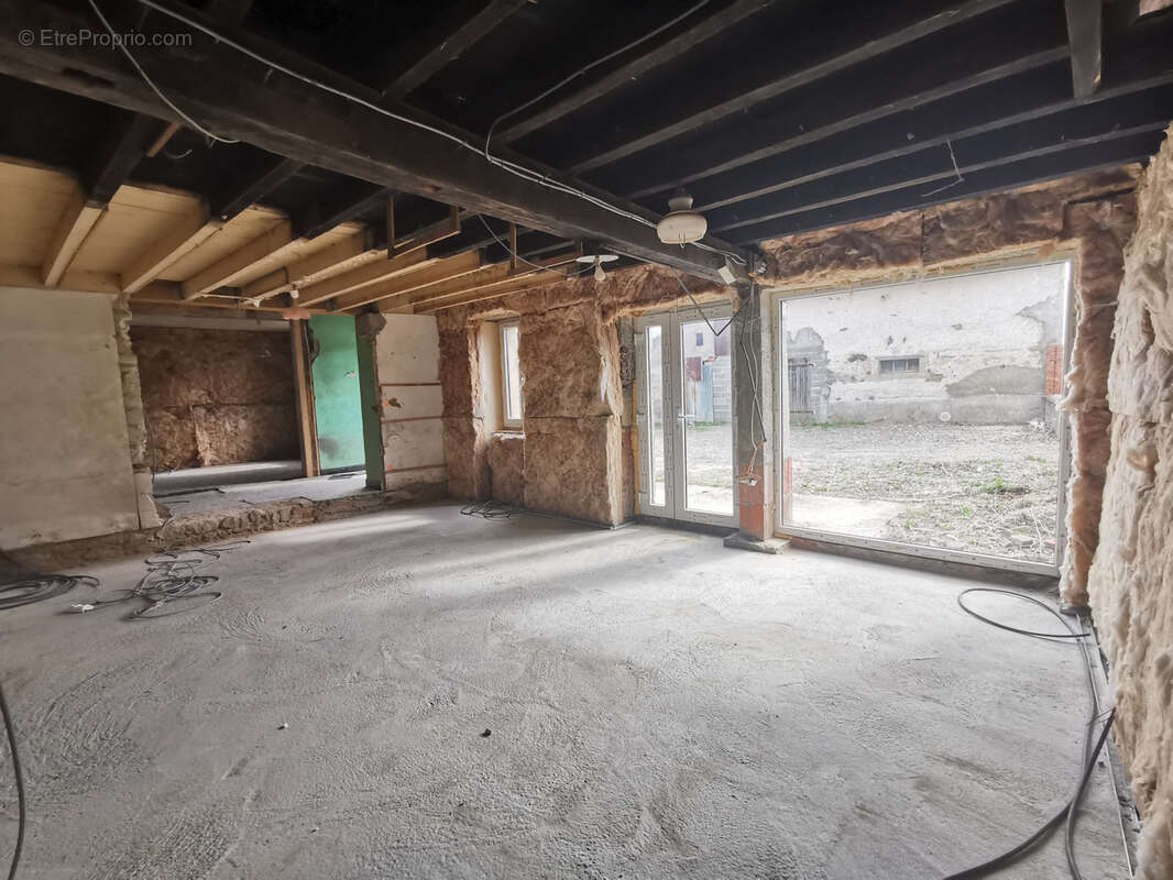 Maison à SAINT-CLEMENT-DE-REGNAT