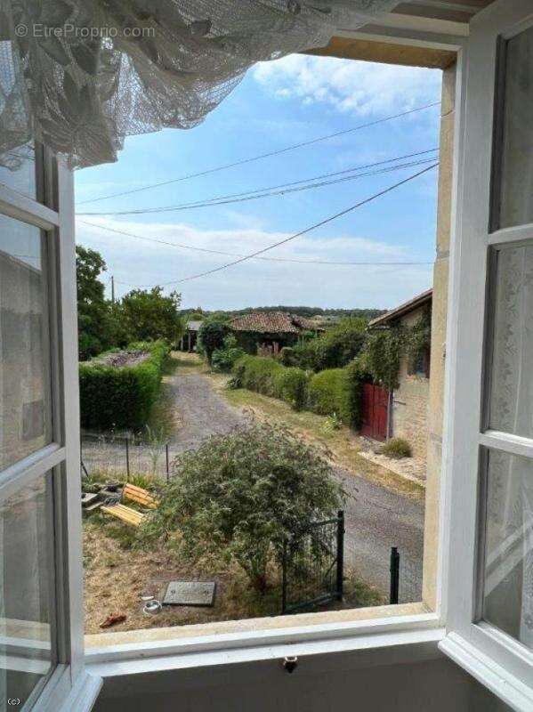 Jolie Maison de 3 Chambres avec Une Cour - photo 14
