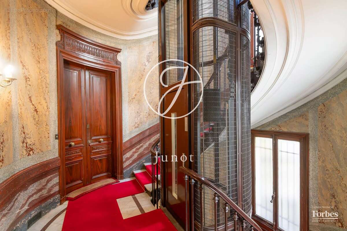 Appartement à PARIS-16E