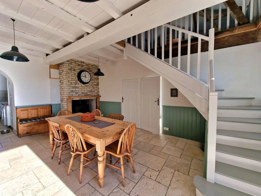 Maison à SERRES-ET-MONTGUYARD