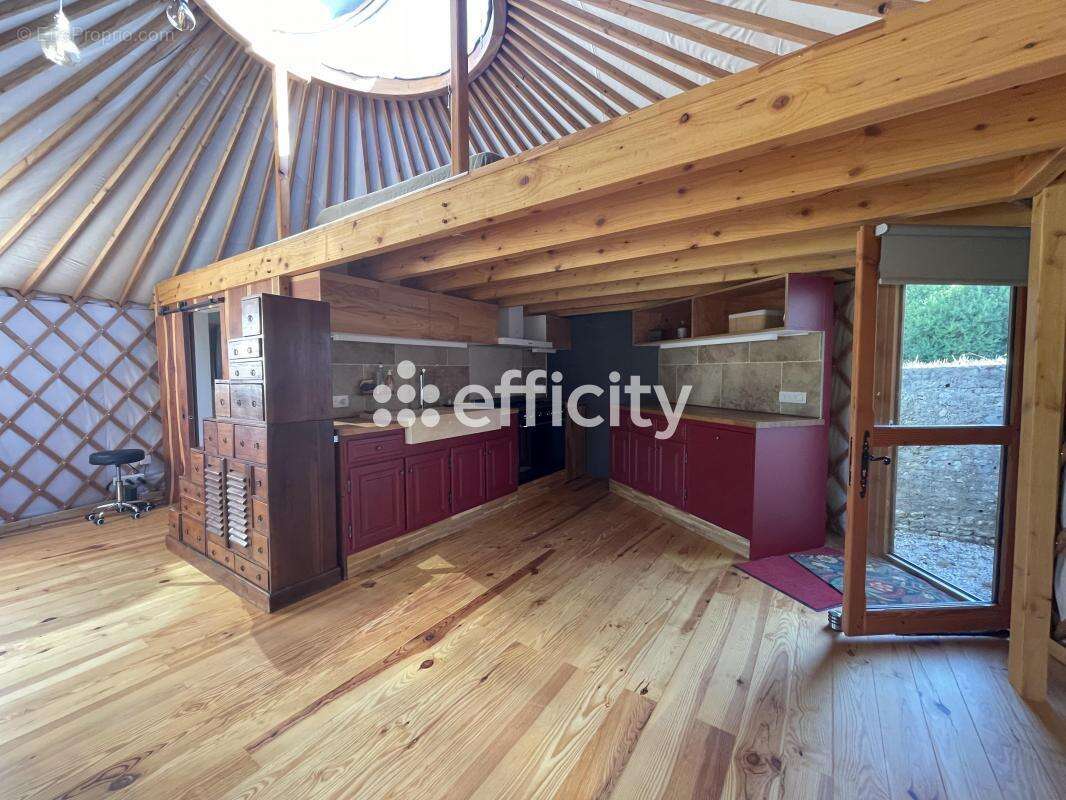 Maison à AUGE-SAINT-MEDARD