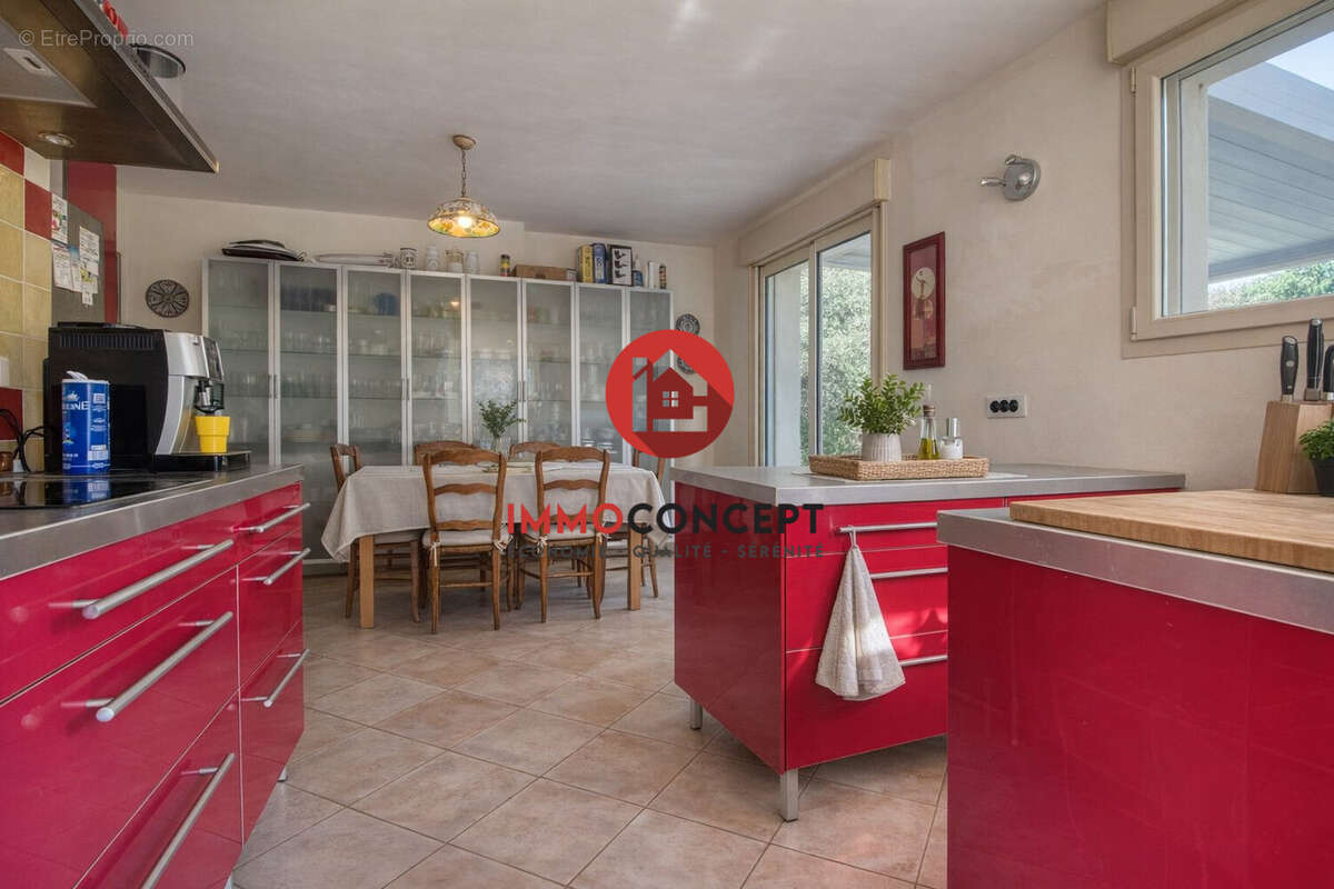 Cuisine ouvrant sur terrasse avec pergola - Maison à SAUVETERRE