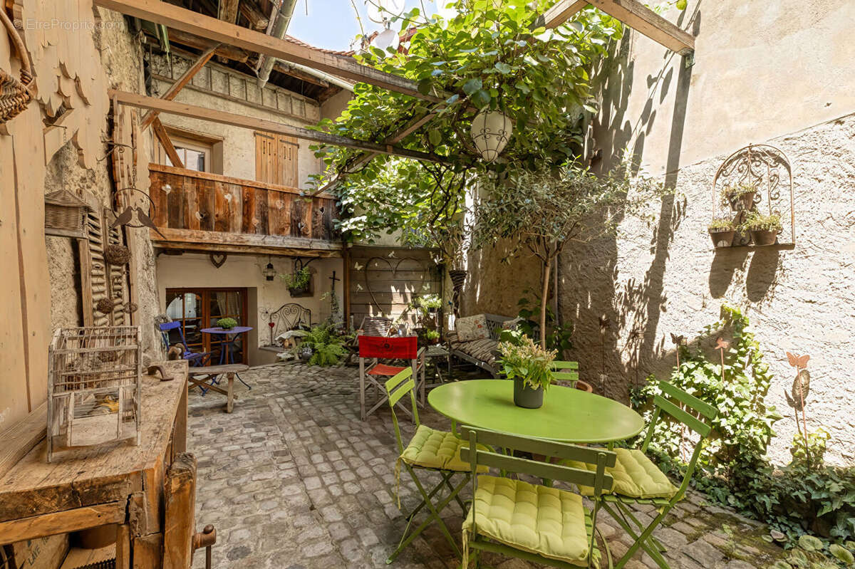 Maison à MENTHON-SAINT-BERNARD