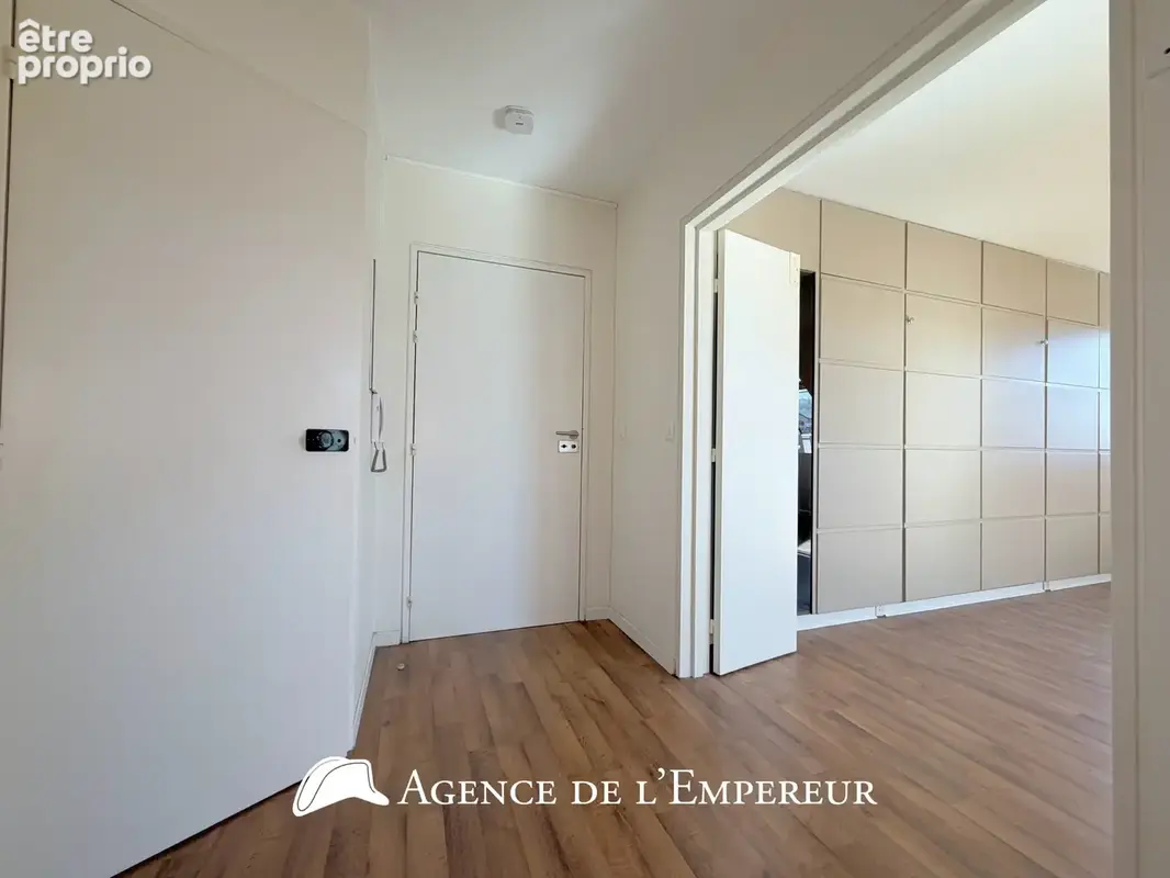 Grand studio 43 m2 (50 m2 au sol) — Dernier étage. Place des Arts. Parking et cave. - photo 8