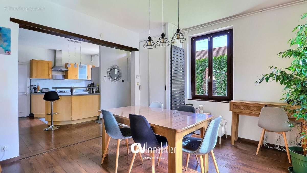 Maison à SAINT-ETIENNE-DU-VAUVRAY