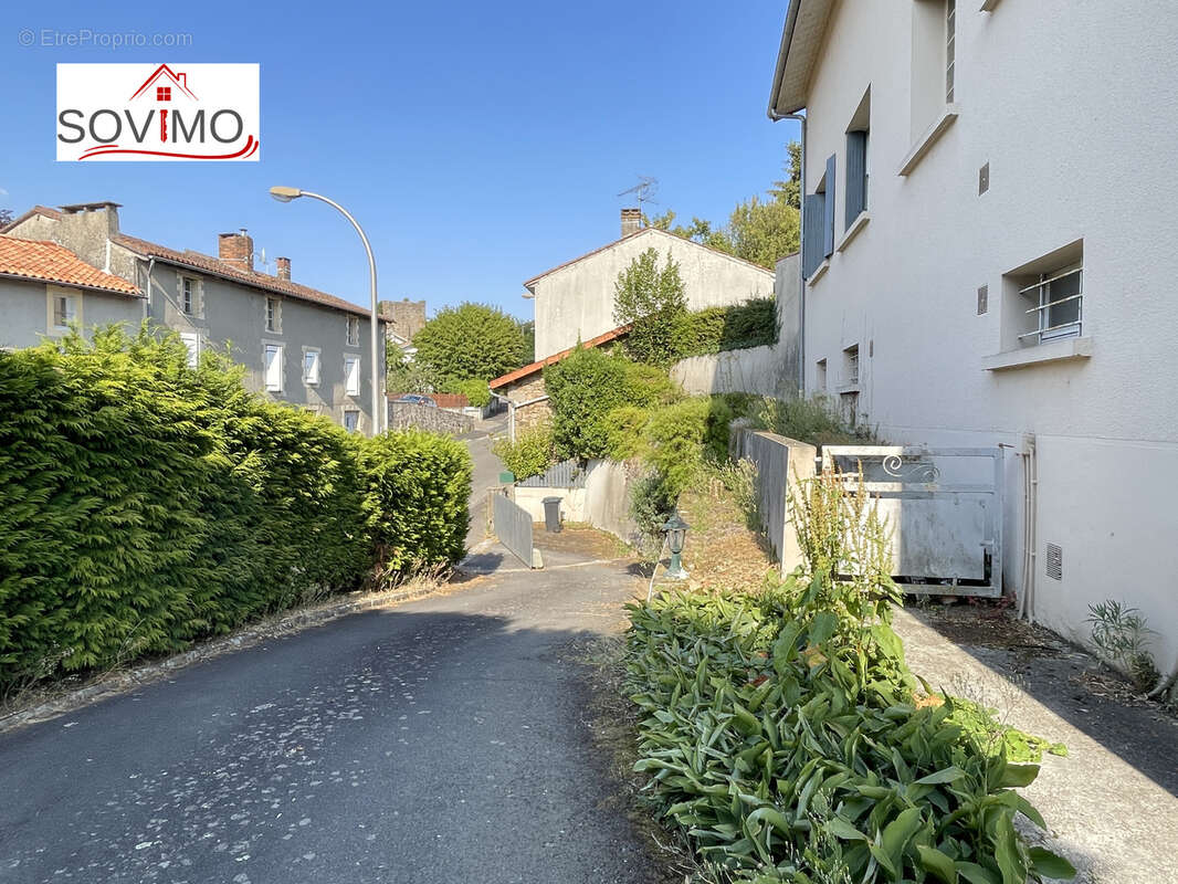 Rare en centre ville, maison familliale avec vue, dépendances et terrain clos de 817 m2. - photo 18