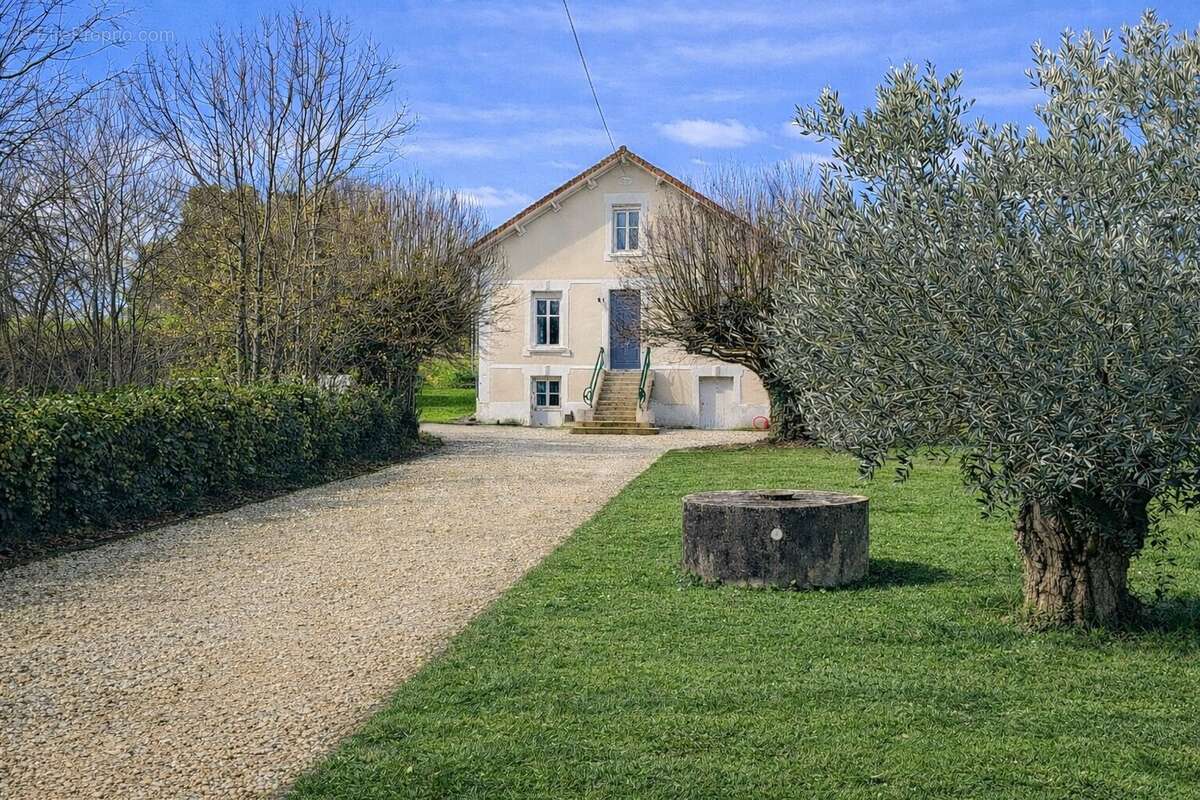 Maison à RUELLE-SUR-TOUVRE