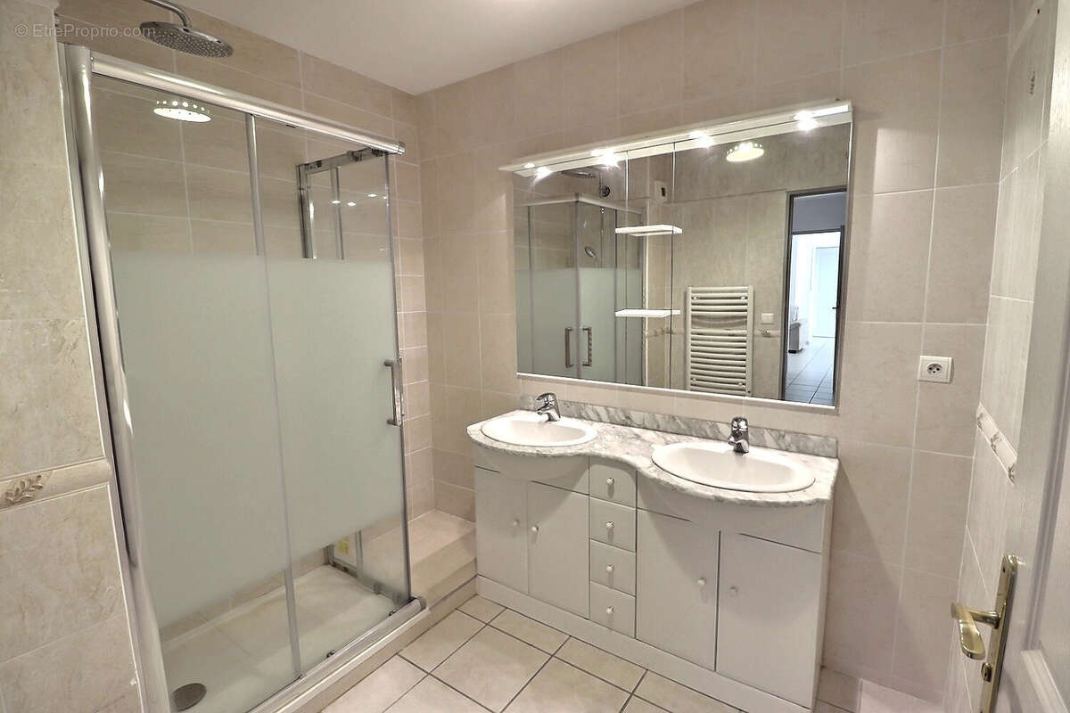 Appartement à ENTRAIGUES-SUR-LA-SORGUE