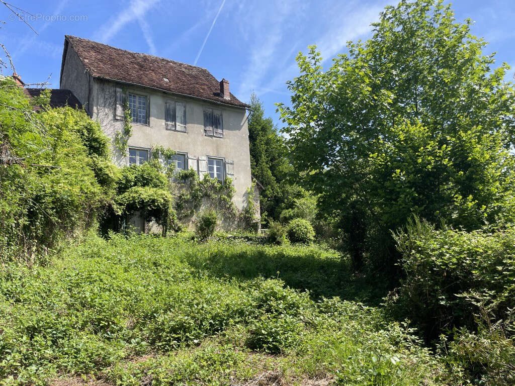 Maison à SEGUR-LE-CHATEAU