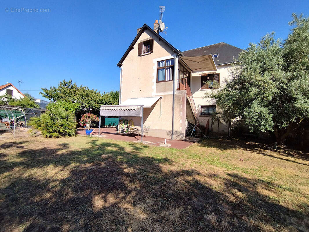 Un véritable cocon familial avec 5 chambres, deux garages et un magnifique jardin, à seulement quelques minutes de Tours et de l - photo 16