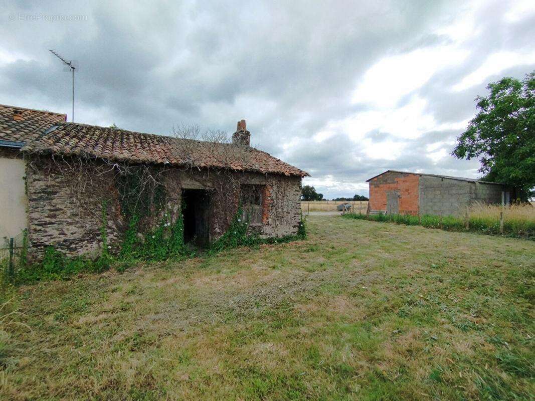 Maison à MONTREVAULT