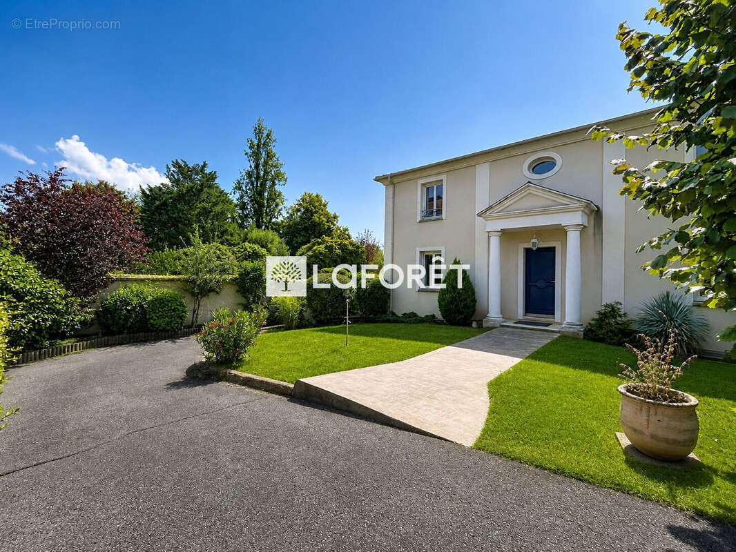 CHATOU - Maison familiale contemporaine de 214 m² habitables (252 m² utiles) avec sous-sol total, studio indépendant et jardin s - photo 2