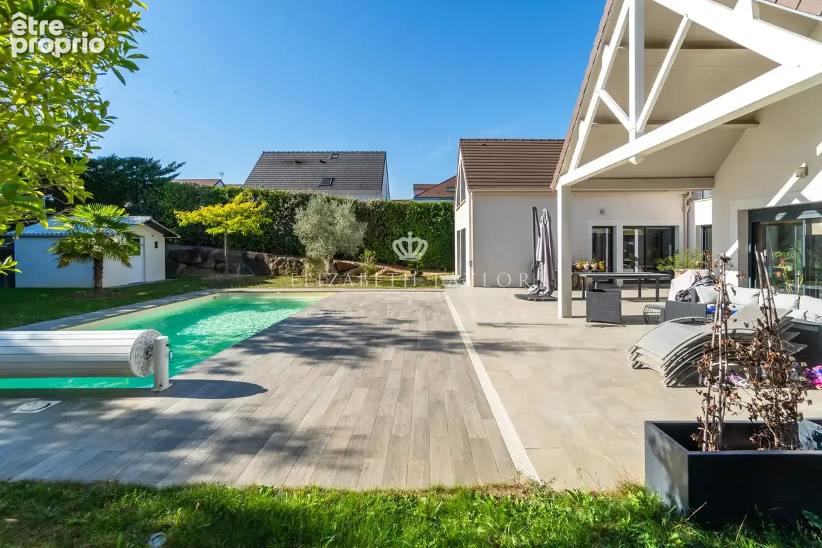Maison contemporaine familiale de 240 m2 avec piscine sur terrain de 1 340 m2 - photo 5