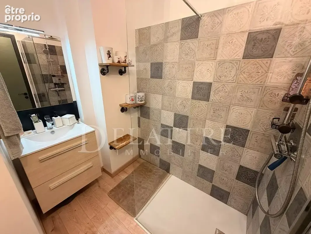 3 pièces rénové de 52 m² - Vue latérale mer et montagnes - Dernier étage - photo 4
