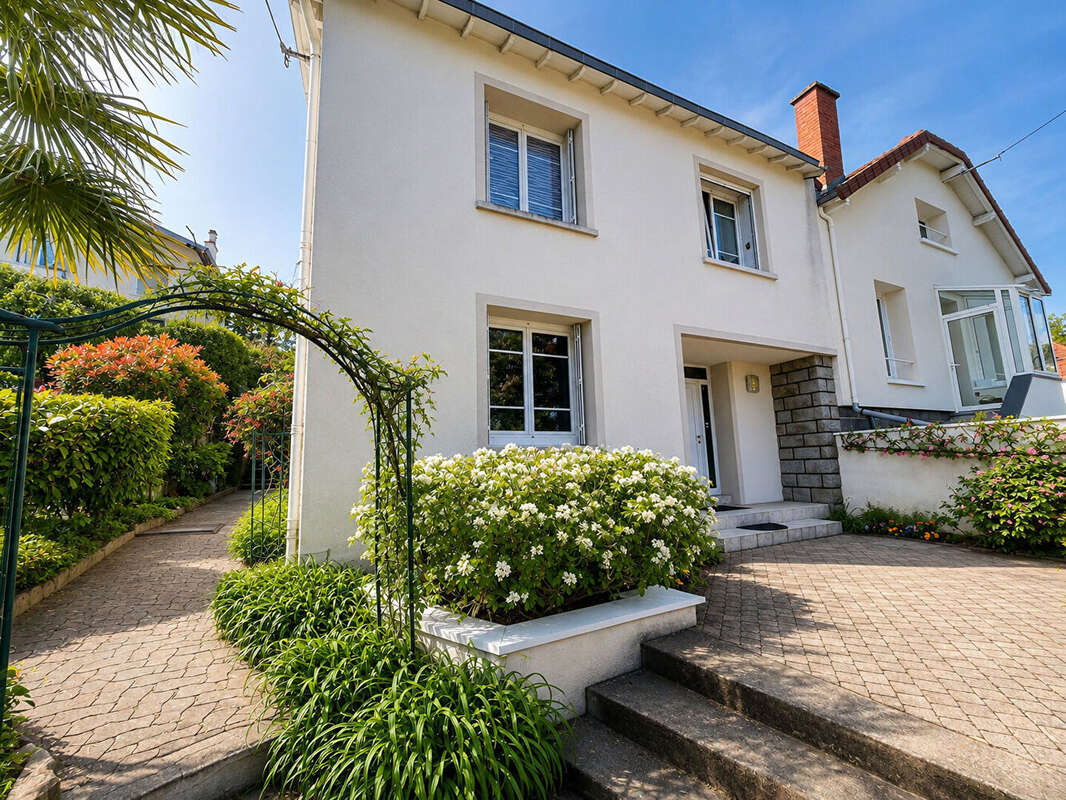 Royat - Maison avec panorama, jardin, terrasses et spa / 7 Pièces principales / 185 m² / Parcelle 942 m² - photo 3