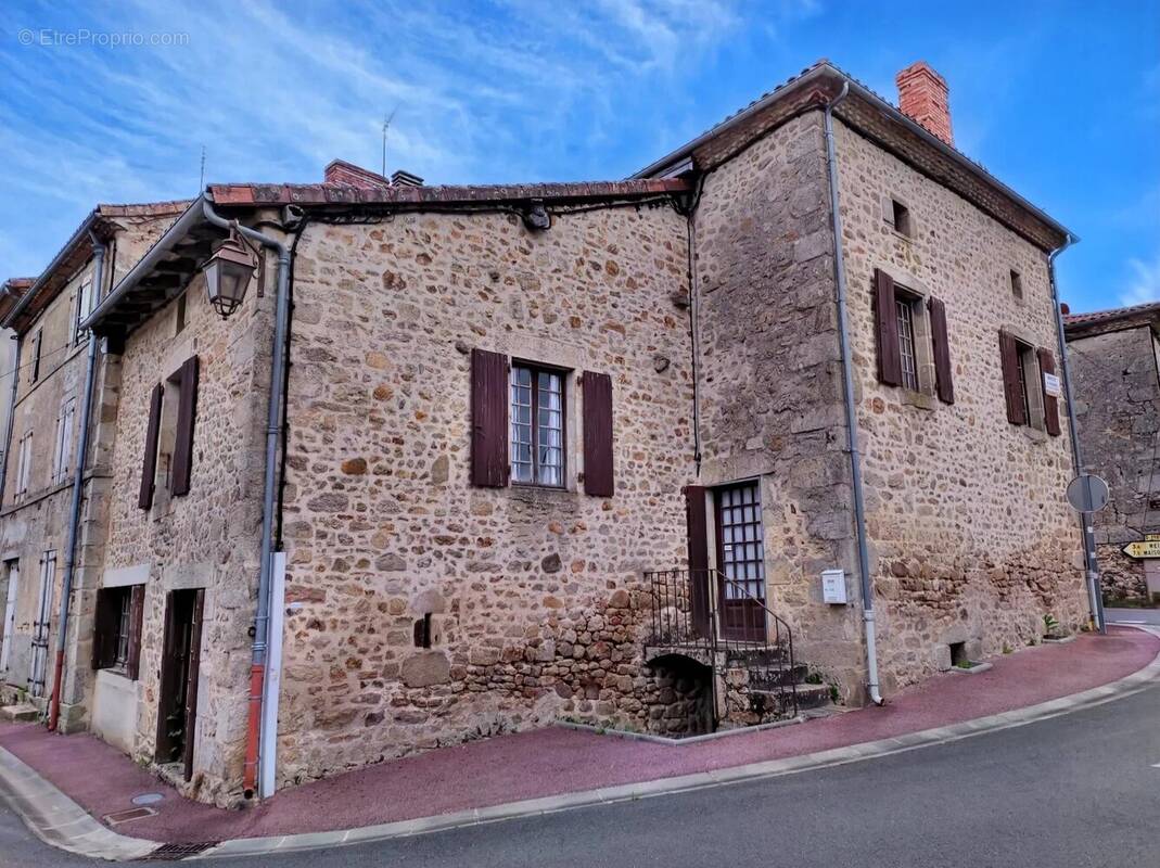 Maison à CHAMPNIERS-ET-REILHAC