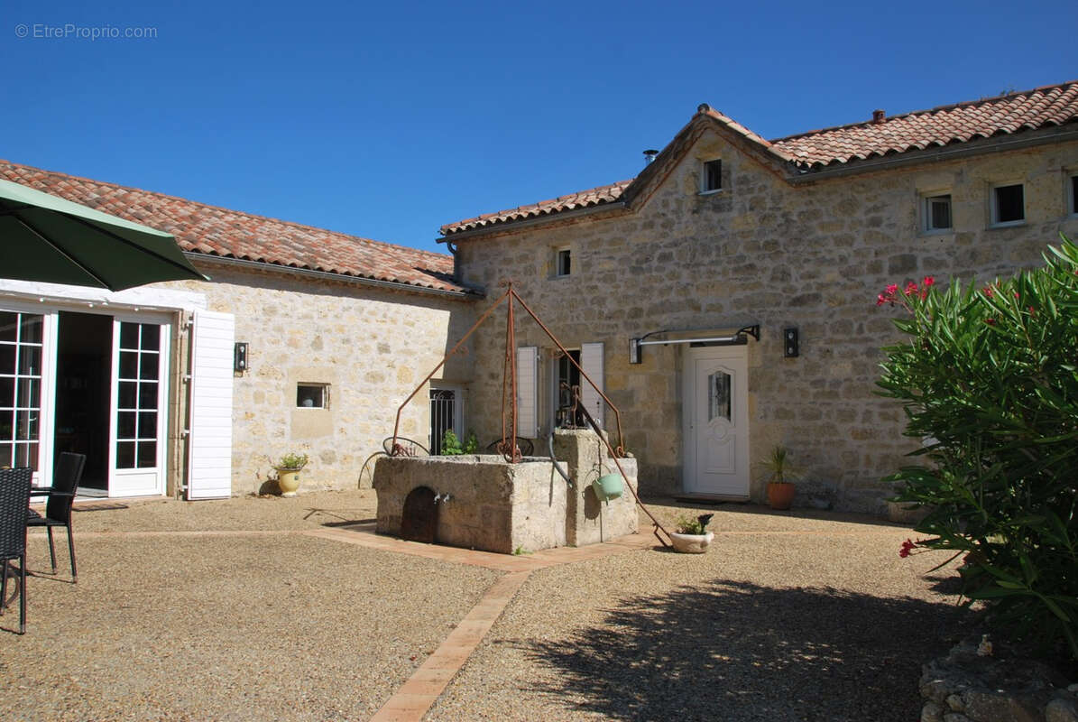 Maison avec piscine intérieure et terrasses et splendide vue - photo 4