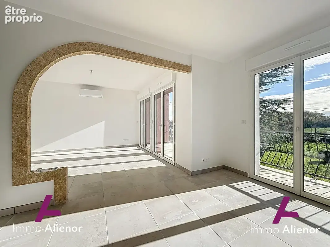 Maison 164 m² à Saint-Georges-Des-Coteaux  - photo 3