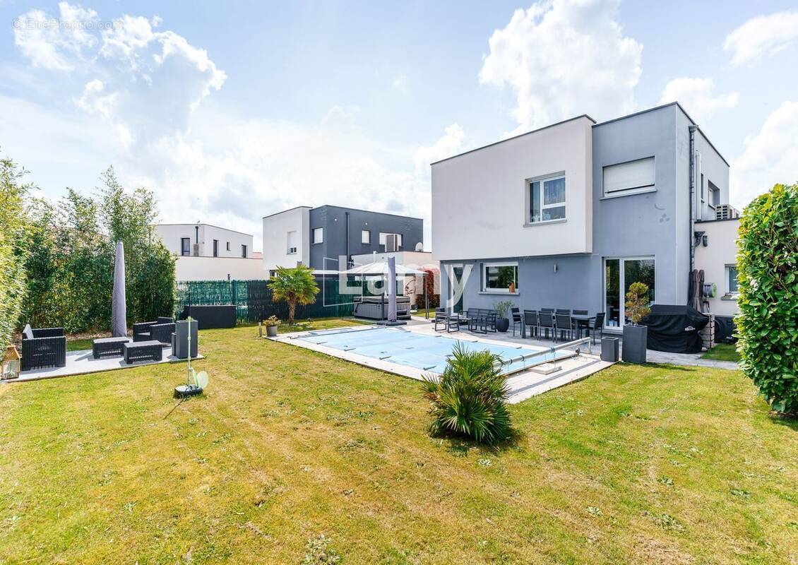 Maison à COIN-LES-CUVRY