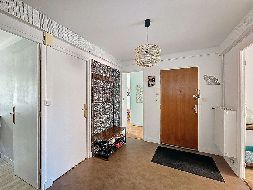 F4 rénové avec balcon et garage - photo 8