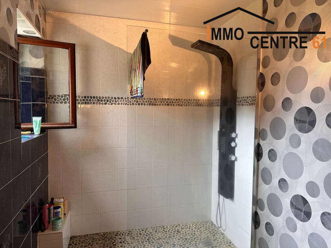 Maison d'architecte 5 chambres et un gîte de 64m2 sur un terrain de 5527m2 arboré. - photo 14