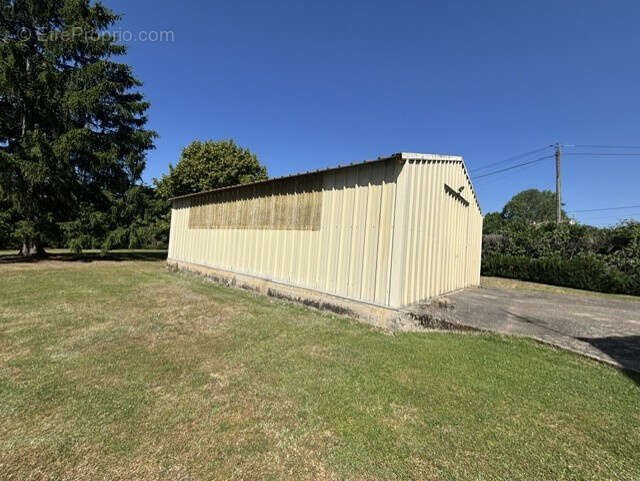 EXCLUSIVITE à AUXY, longère de plain pied avec hangar, étang et parc arboré. - photo 6