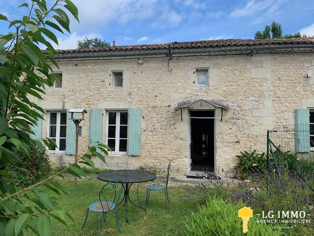 Maison à SAINT-THOMAS-DE-CONAC