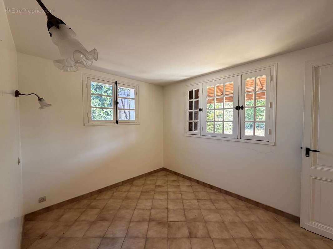 Maison de plain-pied avec garage et potentiel d'agrandissement au cœur de Ruffec - photo 4