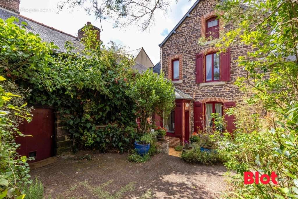 Maison à MONTFORT-SUR-MEU