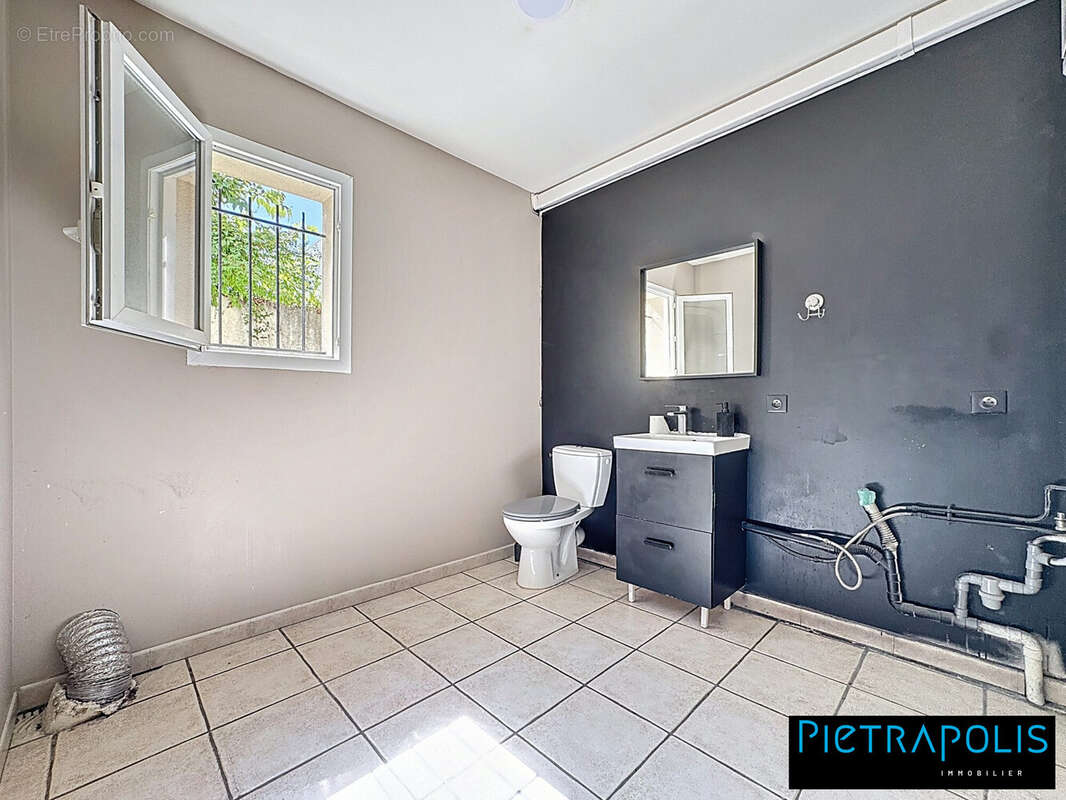 Commerce 104 m² à Saint-Genis-Laval  - photo 9
