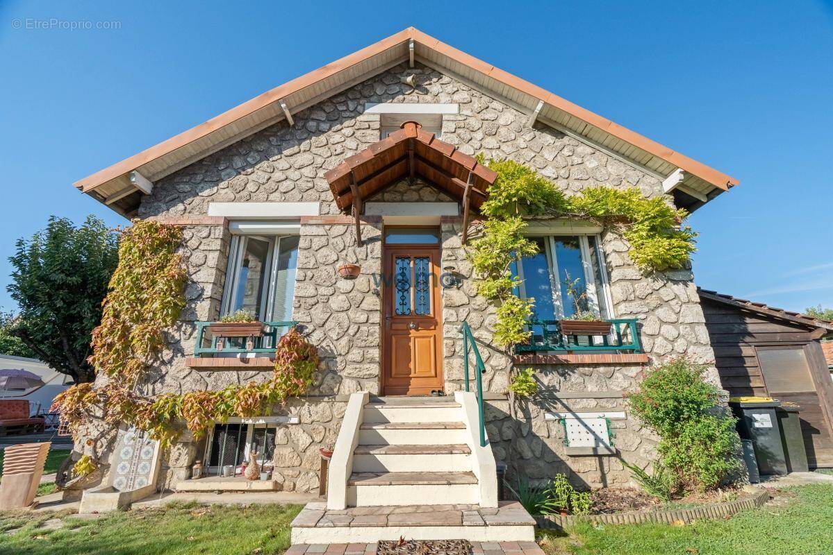 Maison à MAURECOURT