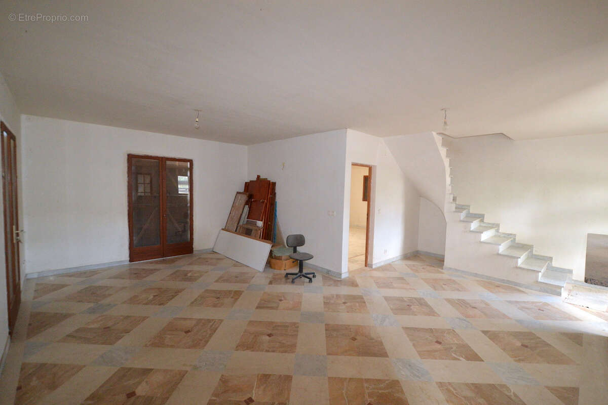 BM: Propriété de caractère. 244m2. 2 T3 + 1 T5. Emplacement résidentiel et recherché. - photo 4