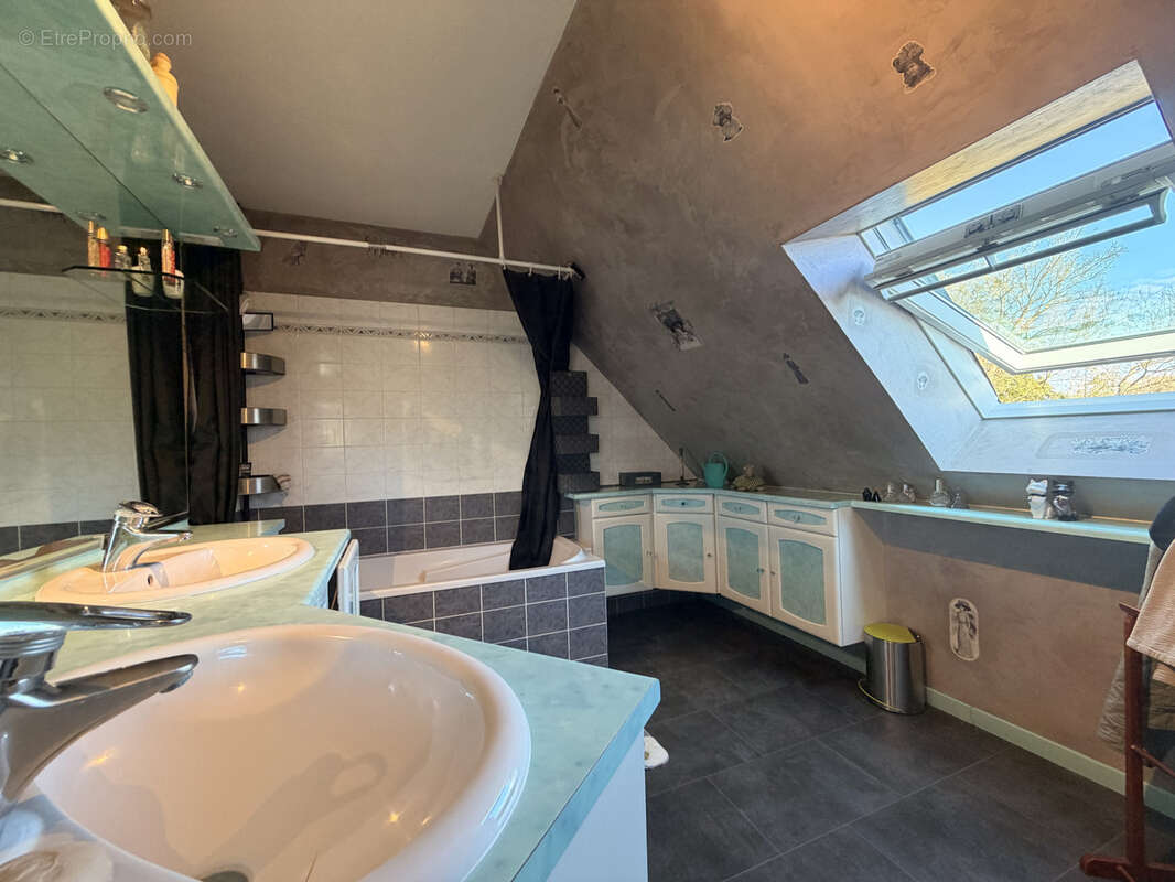 Maison à NEUVILLE-SUR-SARTHE